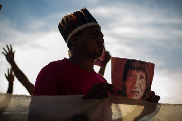 Fotografia: Tiago Miotto/Cimi - Indígenas Guajajaras carregam fotos de Paulo Paulino Guajajara, assassinado por madeireiros na Terra Indígena Arariboia e de Emyra Wajãpi, morto em 2019.