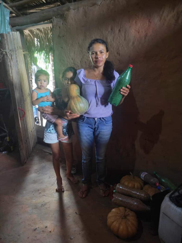 Maria das Graças com as sementes crioula da família. Foto_ Raniere Roseira - Agente da CPT Regional Maranhão