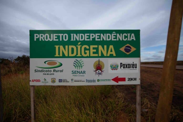 Placa do projeto AgroXavante na Terra indígena Parabubure. Povo Xavante, Mato Grosso. Foto: Marcos Hermanson