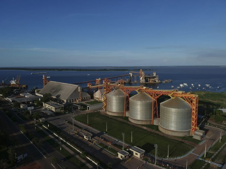 Porto da Cargil na cidade de Santarém (PA), onde são escoados os grãos para o restante do Brasil e exterior. Foto: Bruno Kelly